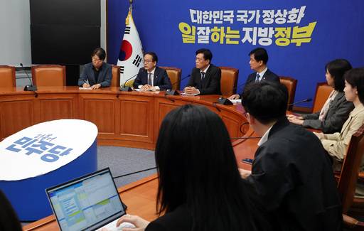 더불어민주당 강준현 수석대변인이 1일 국회에서 비공개 최고위원회의를 마친 뒤 금품 제공 의혹이 파악된 김관영 전북도지사에 대해 최고위원 만장일치로 제명을 의결했다고 밝히고 있다. /연합뉴스