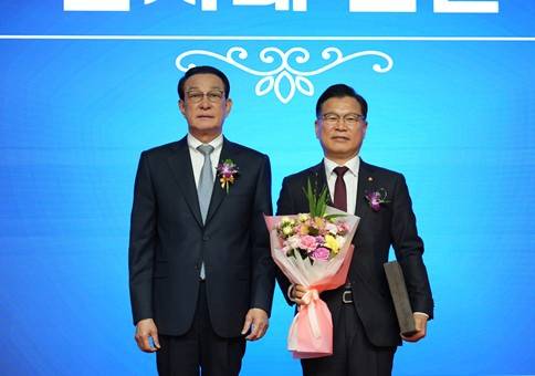 ◇국민의힘 이양수(속초-인제-고성-양양) 국회의원이 지난 31일 서울에서 열린 ‘수협 창립 제64주년 창립기념식’에서 수산업 발전과 경쟁력 제고에 기여한 공로로 감사패를 수상했다.