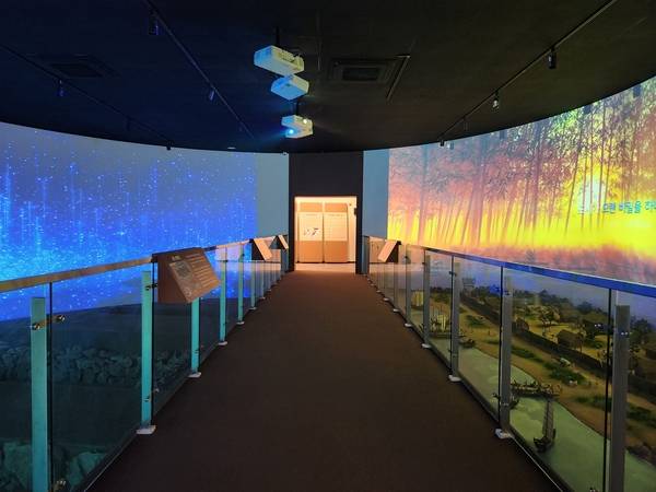 창원 석동유적전시관 주전시실 모습. /류민기 기자