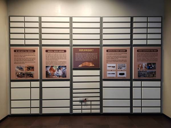 창원 석동유적전시관 제2전시실 모습. /류민기 기자