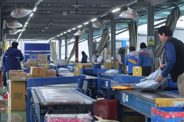 지난해 1월 5일 오전 인천 계양구 서운동 CJ대한통운택배 강서B터미널에서 직원들이 배송 품목을 분류하는 모습. 연합뉴스