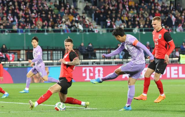 한국의 손흥민이 1일 오스트리아 빈 에른스트 하펠 스타디움에서 열린 오스트리아와의 평가전 도중 왼발슛을 날리고 있다. 연합뉴스