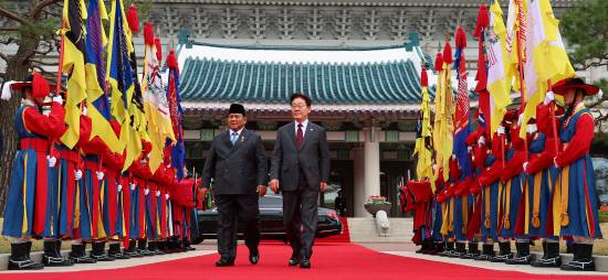 이재명 대통령이 1일 청와대에서 국빈 방한한 프라보워 수비안토 인도네시아 대통령과 함께 공식 환영식장으로 향하고 있다. 연합뉴스