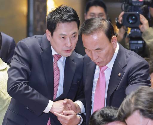 국민의힘 장동혁 대표가 국민의힘 1일 6·3 지방선거 공천 마무리와 국회의원 재·보궐선거 공천 작업을 맡을 새 공천관리위원장에 자당 4선 박덕흠 의원을 선임하겠다고 밝혔다. 사진은 지난달 31일 국회에서 열린 국민의힘 의원총회에서 장동혁 대표와 박덕흠 의원이 대화하는 모습. /연합뉴스