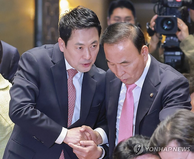 국민의힘 장동혁 대표가 새 공천관리위원장에 자당 4선 박덕흠 의원을 내정했다. 사진은 지난달 31일 국회에서 열린 국민의힘 의원총회에서 장대표와 박 의원이 대화하는 모습. /연합뉴스