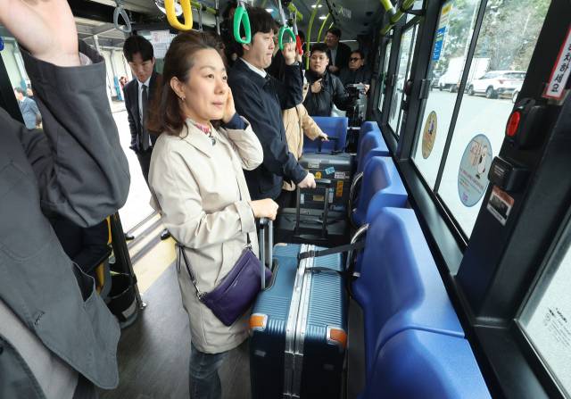 1일 오후 부산 영도구 청학동 유한여객 차고지에서 열린 ‘시내버스 대형 캐리어 반입 시범 사업 시연회’에서 참석자들이 대형 캐리어를 버스 내에 결착하고 있다. 정종회 기자 jjh@