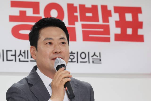 장동혁 국민의힘 대표가 1일 서울 마포구 한 아파트 단지와 부동산을 방문해 현장 점검을 마친 뒤 이재명 정부의 부동산 정책 이후 전·월세 시장 현황과 문제점을 확인하고 규제 철폐 및 공급 확대를 골자로 한 공약을 발표하고 있다. 연합뉴스