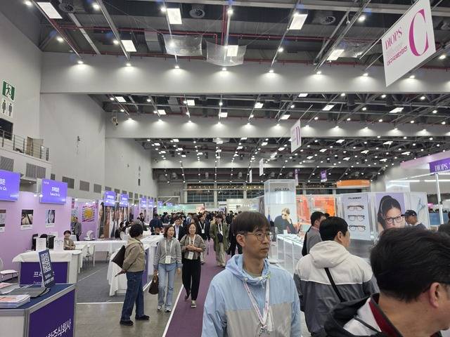 국내 유일 국제 안경전시회인 'DIOPS'가 1일 엑스코 서관 1·2홀에서 막을 올렸다. 이번 전시회는 오는 3일까지 열린다. 권영진 기자