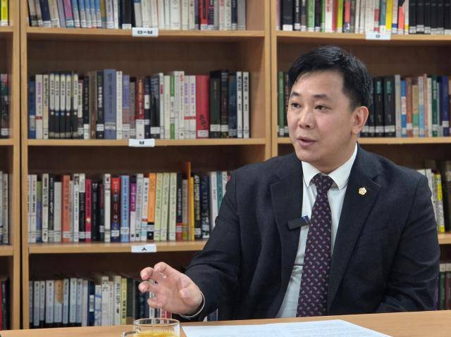 구자민 국민의힘 관악구의원이 18일 아주경제와 만나 서울 관악구의 부동산 허위매물 문제와 관련한 입장을 밝히고 있다.[사진=김민재 기자]