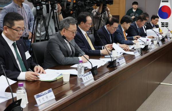 1일 정부서울청사에서 열린 가계부채 점검회의에 참석한 조용병 은행연합회장과 시중은행장들이 이억원 금융위원장 발언을 경청하고 있다. [사진=연합뉴스]