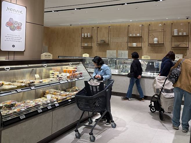 롯데백화점 노원점 프리미엄 식료품점 '레피세리'가 '맛있는 찬'과 협업해 만든 프리미엄 반찬 플랫폼 '한식 아카이브'에서 주민들이 장을 보고 있다. /사진= 나유영 MTN 수습기자