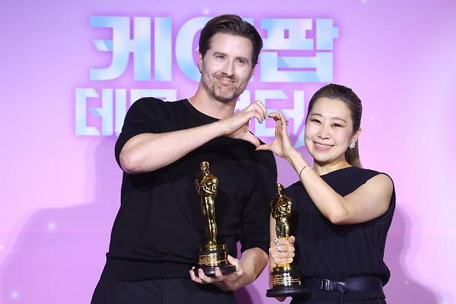 매기 강(오른쪽)과 크리스 애플한스 감독이 1일 오후 서울 용산구 CGV용산아이파크몰에서 열린 넷플릭스 영화 '케이팝 데몬 헌터스' 아카데미 수상 기념 기자간담회에서 포즈를 취하고 있다.(연합뉴스)