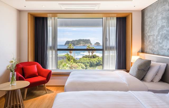 제주 서귀포 더 그랜드 섬오름 호텔의 신관 디럭스 트윈 객실 전경.(더 그랜드 섬오름 호텔 제공)