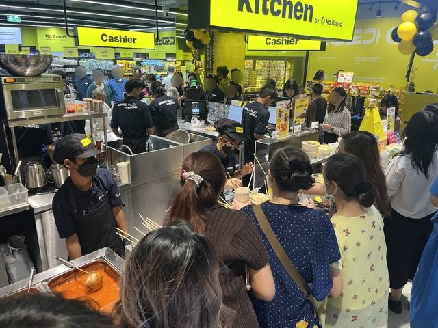 이마트가 방콕의 랜드마크 쇼핑몰 ‘센트럴 방나’에 오픈한 노브랜드 1호점 내에 위치한 한국 키친 코너에서 태국 고객들이 음식을 주문하는 모습.(이마트 제공)