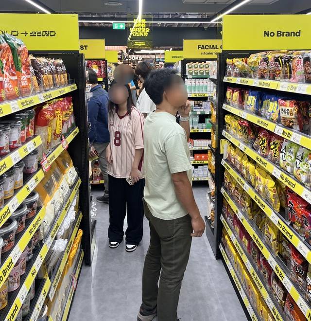 이마트가 방콕의 랜드마크 쇼핑몰 ‘센트럴 방나’에 오픈한 노브랜드 1호점 내에 위치한 한국 제품 코너에 태국 고객들이 상품을 둘러보는 모습.(이마트 제공)