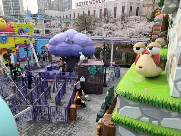 스톤 익스프레스에 탑승해 내려다본 메이플 아일랜드 전경. 레일 아래에는 아르카나 라이드가 위치하고 있다./사진=미디어펜 박재훈 기자