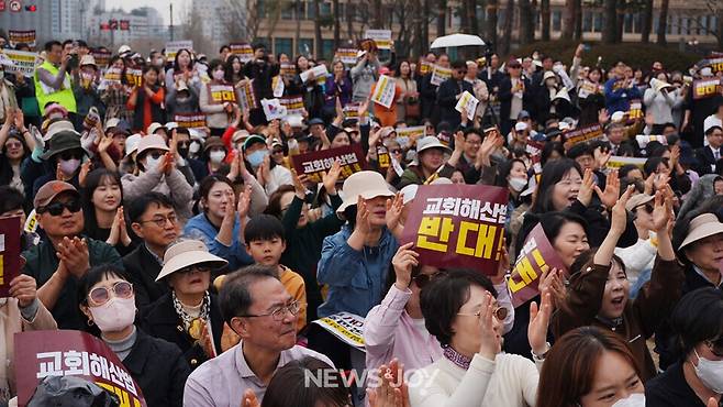참석자들은 손현보 목사가 등장하자 환호하며 손뼉을 쳤다. 뉴스앤조이 나수진
