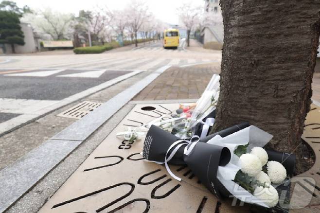31일 울산 북구 신천동의 아파트 단지 내 도로변에 교통사고로 숨진 초등학생을 추모하기 위한 꽃들과 과자가 놓여있다. (사진=뉴스1)