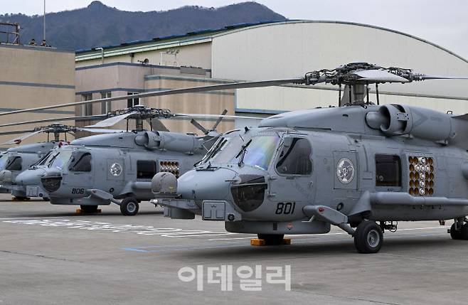 신형 해상작전헬기 MH-60R 3대가 인수식을 하루 앞둔 지난 31일 경남 진해 제62해상항공전대에 배치돼 있다. (사진=해군)