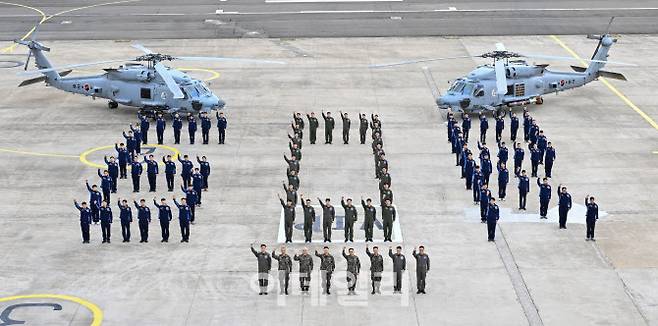 해군항공사령부 장병들이 신형 해상작전헬기 MH-60R을 배경으로 대한민국 해양수호를 다짐하고 있다. (사진=해군)