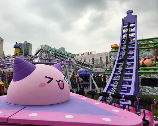 넥슨이 롯데월드와 협업해 롯데월드 어드벤처 '매직 아일랜드'에 조성한 게임 테마의 상설 공간 '메이플 아일랜드'의 자이로 스핀 (사진=안유리 기자)