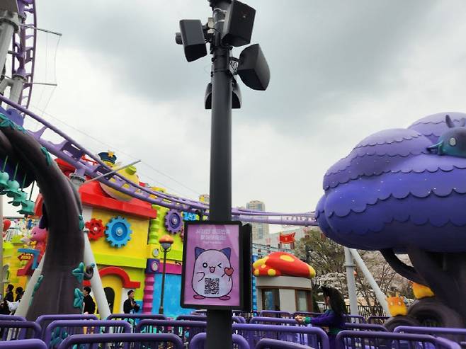 1일 넥슨이 롯데월드와 협업해 롯데월드 어드벤처 '매직 아일랜드'에 조성한 게임 테마의 상설 공간 '메이플 아일랜드'에서 QR코드를 통해 온라인 이벤트를 진행하고 있다. (사진=안유리 기자)