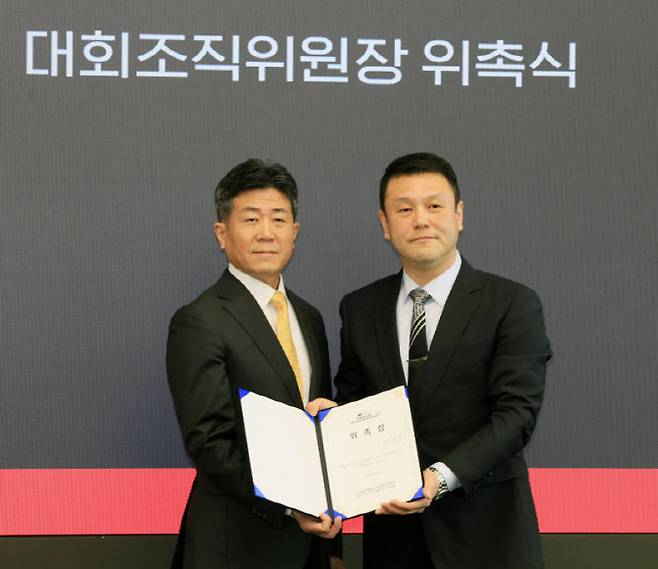 1일 KGM 익스피리언스 센터 강남에서 열린 2026 UCI MTB 월드시리즈 협약식에서 KGM 황기영 대표이사(왼쪽)가 대회 조직위원장으로 위촉된 뒤 주최사 워너 브라더스 디스커버리(WBD)의 한국지사 정재용 본부장과 기념 촬영을 하고 있다.(사진=KGM)