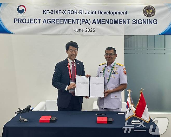 노지만 방사청 한국형전투기사업단장과 스리얀또 인니 국방부 예비전력총국장이 2025년 6월 KF-21  '공동개발 기본합의서 개정안'에 서명 후 기념 촬영을 하고 있다. (방위사업청 제공. 재판매 및 DB 금지) 2025.6.13 ⓒ 뉴스1