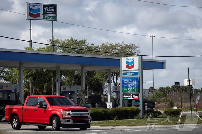 미국 휘발유 전국 소매가가 31일(현지시간) 갤런당 4.018달러를 기록했다. 사진은 이날 플로리다주 타이투스빌의 한 주유소 모습. 2026.03.31. ⓒ 로이터=뉴스1