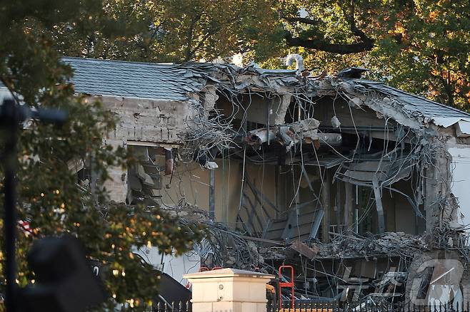 20일(현지시간) 미국 워싱턴DC 백악관 이스트윙에서 도널드 트럼프 미국 대통령이 계획한 무도회장 건설을 위해 부분 철거가 진행되고 있다. 2025.10.20. ⓒ 로이터=뉴스1