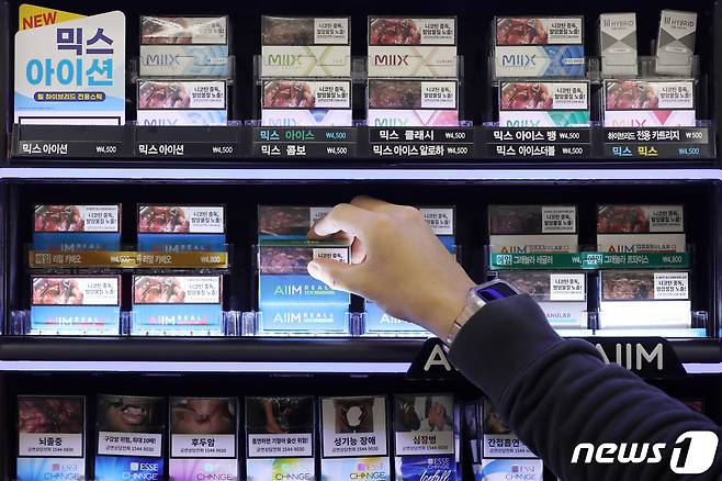 서울의 한 편의점에서 궐련형 전자담배 전용 스틱이 판매되고 있다. 2023.4.20 ⓒ 뉴스1 민경석 기자