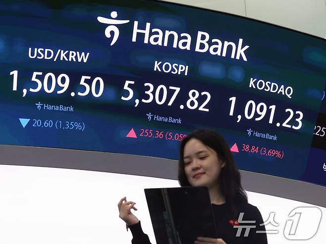 코스피 지수가 5% 넘게 오르며 장 초반 매수 사이드카가 발동된 1일 오전 서울 중구 하나은행 딜링룸 전광판에 코스피 시황이 표시되고 있다.  2026.4.1 ⓒ 뉴스1 황기선 기자