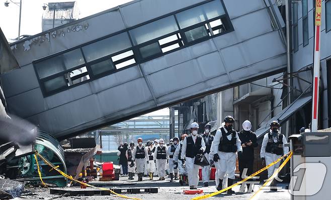 74명의 인명피해가 발생한 대전 안전공업 화재와 관련해 23일 경찰과 소방, 고용노동부와 국립과학수사원 등 관계 기관이 합동 감식을 하고 있다. 2026.3.23 ⓒ 뉴스1 김기태 기자