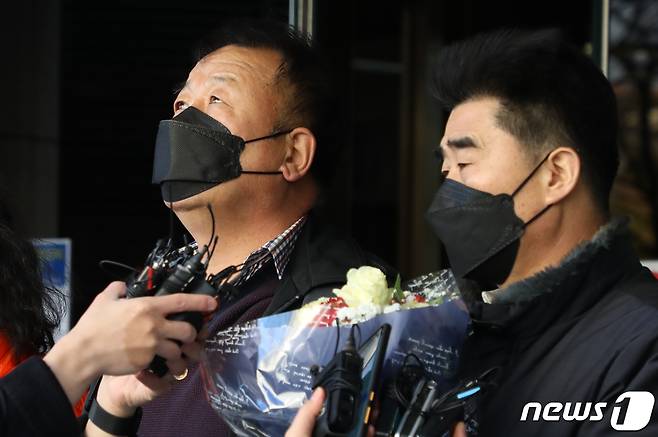 ‘낙동강변 살인사건’ 범인으로 지목돼 21년간 옥살이를 한 장동익씨와 최인철씨가 4일 오전 부산 연제구 부산고등법원에서 열린 재심 선고 공판을 마친 후 취재진과 질의응답을 하고 있다. 2021.2.4 ⓒ 뉴스1 DB