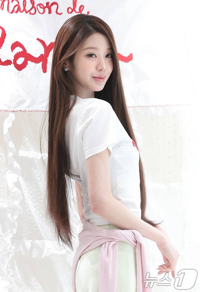 그룹 아이브(IVE)의 장원영이 1일 서울 종로구 로라로라(ROLAROLA) 서촌 플래그십 스토어에서 진행된 오픈 기념 행사에서 매력을 발산하고 있다. ⓒ 뉴스1 권현진 기자