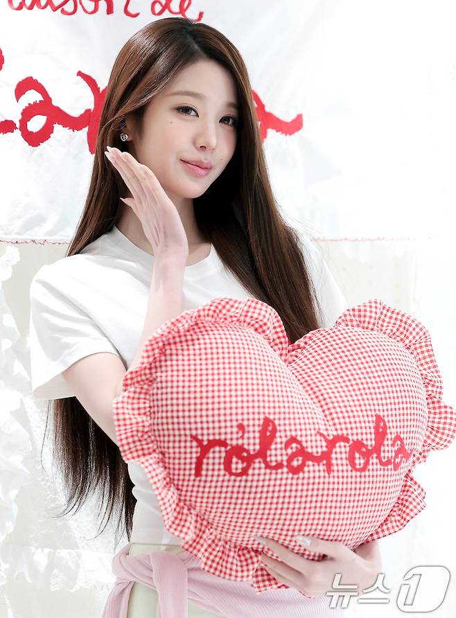 그룹 아이브(IVE)의 장원영이 1일 서울 종로구 로라로라(ROLAROLA) 서촌 플래그십 스토어에서 진행된 오픈 기념 행사에서 포즈를 취하고 있다. ⓒ 뉴스1 권현진 기자