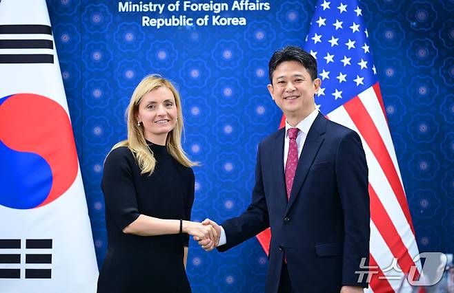 임상우 외교부 공공외교대사가 1일 서울에서 방한 중인 사라 로저스 미국 국무부 공공외교 담당 차관과 '제2차 한미 공공외교 협의'를 갖고 미국 독립 250주년 기념 협력 각서에 서명했다. 2026.04.01. (외교부 제공)