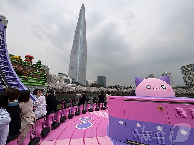 넥슨이 롯데월드 야외공간에 설치한 메이플랜드 어트랙션인 ‘자이로스핀’.2026.4.1 ⓒ 뉴스1 김민재 기자
