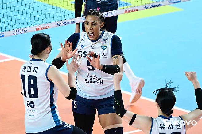 GS칼텍스 실바가 1일 김천실내체육관에서 열린 2025-2026 V-리그 포스트시즌 여자 프로배구 챔피언 결정전 1차전 GS칼텍스와 한국도로공사의 경기에서 환호하고 있다. (KOVO 제공. 재판매 및 DB 금지) 2026.4.1 ⓒ 뉴스1