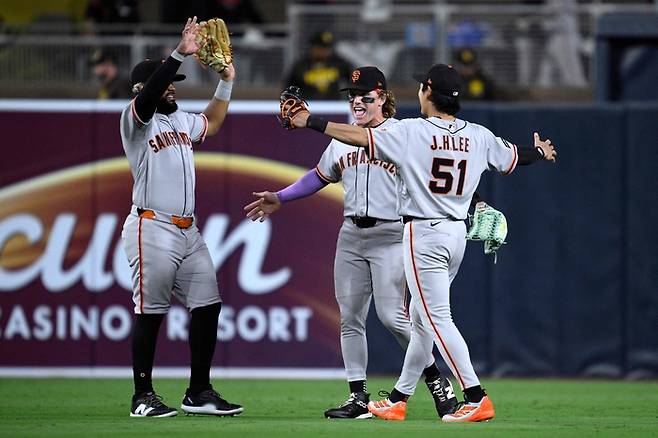 샌프란시스코 이정후(오른쪽)가 31일 미국 캘리포니아주 샌디에이고 펫코 파크에서 열린 2026 메이저리그(ML) 정규시즌 샌디에이고전에서 승리한 후 엘리엇 라모스(왼쪽), 해리슨 베이더와 세리머니를 하고 있다. 사진 | 샌디에이고=AFP연합뉴스