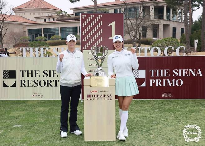 박성현이 1일 더 시에나 벨루토CC에서 열린 KLPGA투어 국내 개막전 더 시에나 오픈 공식 포토콜에 참석해 유현주와 포즈를 취하고 있다. 사진 | KLPGA