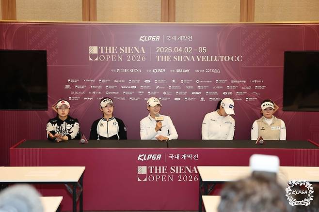 KLPGA투어 더 시에나오픈 미디어 데이에 참석한 선수들이 인터뷰하고 있다. 왼쪽부터 유현조 임진영 박성현 유현주 노승희. 사진 | KLPGA