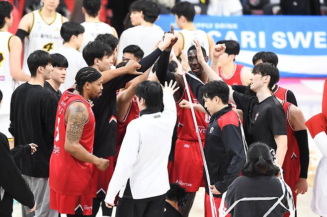 안양 정관장 선수단이 31일 안양 정관장 아레나에서 열린 2025~2026 LG전자 프로농구 6라운드 창원 LG전 승리 후 기뻐하고 있다. 사진 | KBL
