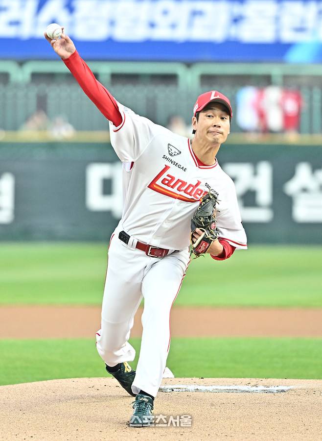 SSG 타케다가 1일 인천SSG랜더스필드에서 열린 2026 KBO리그 키움과 경기에 선발 등판해 힘차게 공을 던지고 있다. 다케다의 KBO리그 데뷔 첫 등판이다. 문학 | 박진업 기자 upandup@sportsseoul.com