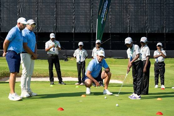 LIV 골프 남아공 대회를 앞두고, 서던 가드 GC 소속 찰 슈워젤(Charl Schwartzel)과 딘 버미스터(Dean Burmester)가 '서던 가드 GC 유스 클리닉' 참가자들과 함께하고 있다. 서던 가드 GC는 2026년 2월 LIV 골프 및 스테인 시티 골프 아카데미와 협력하여, 남아프리카 전역의 청소년을 대상으로 골프 프로그램을 개발·운영하는 '서던 가드 GC 아카데미 프로그램'을 출범했다. /사진=LIV Golf