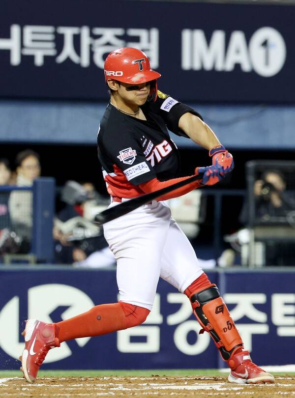 3월 31일 오후 서울 송파구 잠실야구장에서 열린 2026 KBO리그 KIA 타이거즈와 LG 트윈스의 경기, 6회초 무사 KIA 김도영이 2루타를 치고 있다. /사진=뉴시스&nbsp;&nbsp;