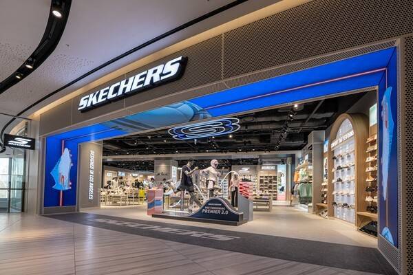 스케쳐스 코리아가 브랜드의 첨단 기술력과 전 종목 퍼포먼스 제품을 한곳에 집약한 국내 첫 번째 '월드 오브 스포츠(World of Sports)' 뉴 컨셉 스토어를 신세계백화점 센텀시티점 몰 2층에 공식 오픈하고 본격적인 운영에 나선다. (스케쳐스월드오브스포츠매장전경). /사진=스케쳐스 코리아