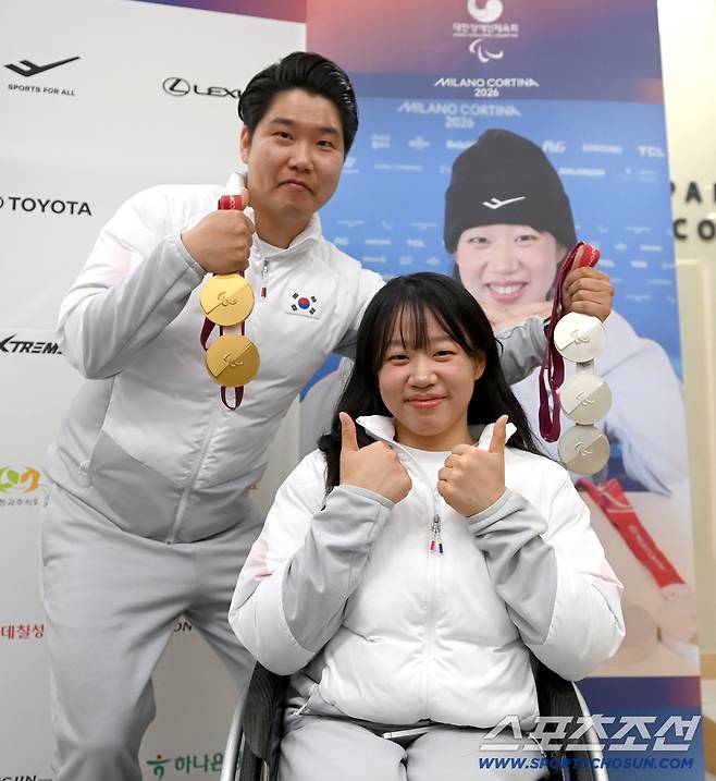 손성락 장애인노르딕스키 대표팀 감독(왼쪽)과 '스마일 철녀' 김윤지가  26일 서울 송파구 올림픽회관에서 열린 '밀라노-코르티나 패럴림픽 MVP 기자회견'에서  금메달 2개, 은메달 3개를 들고 포즈를 취했다. 사진제공=대한장애인체육회