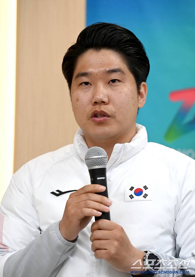 손성락 장애인노르딕스키 대표팀 감독이 26일 서울 송파구 올림픽회관에서 열린 '밀라노-코르티나 패럴림픽 MVP 기자회견'에서 김윤지의 최다 메달 활약 뒷얘기를 전하고 있다. 사진제공=대한장애인체육회