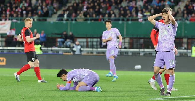 득점실패 아쉬워 하는 손흥민, 이재성

    (빈[오스트리아]=연합뉴스) 최재구 기자 = 31일(현지시간) 오스트리아 빈 에른스트 하펠 스타디움에서 열린 한국 축구 국가대표팀과 오스트리아의 평가전에서 손흥민의 슛이 득점에 실패하자 손흥민과, 이재성이 아쉬워 하고 있다. 2026.4.1